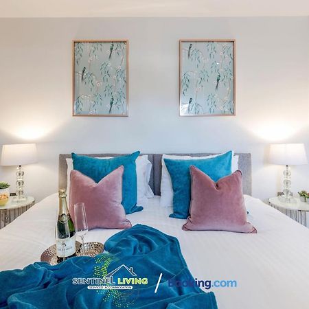 Windsor Sentinel: 2-Bedroom Serviced Apartment with Free Wi-Fi Exterior photo