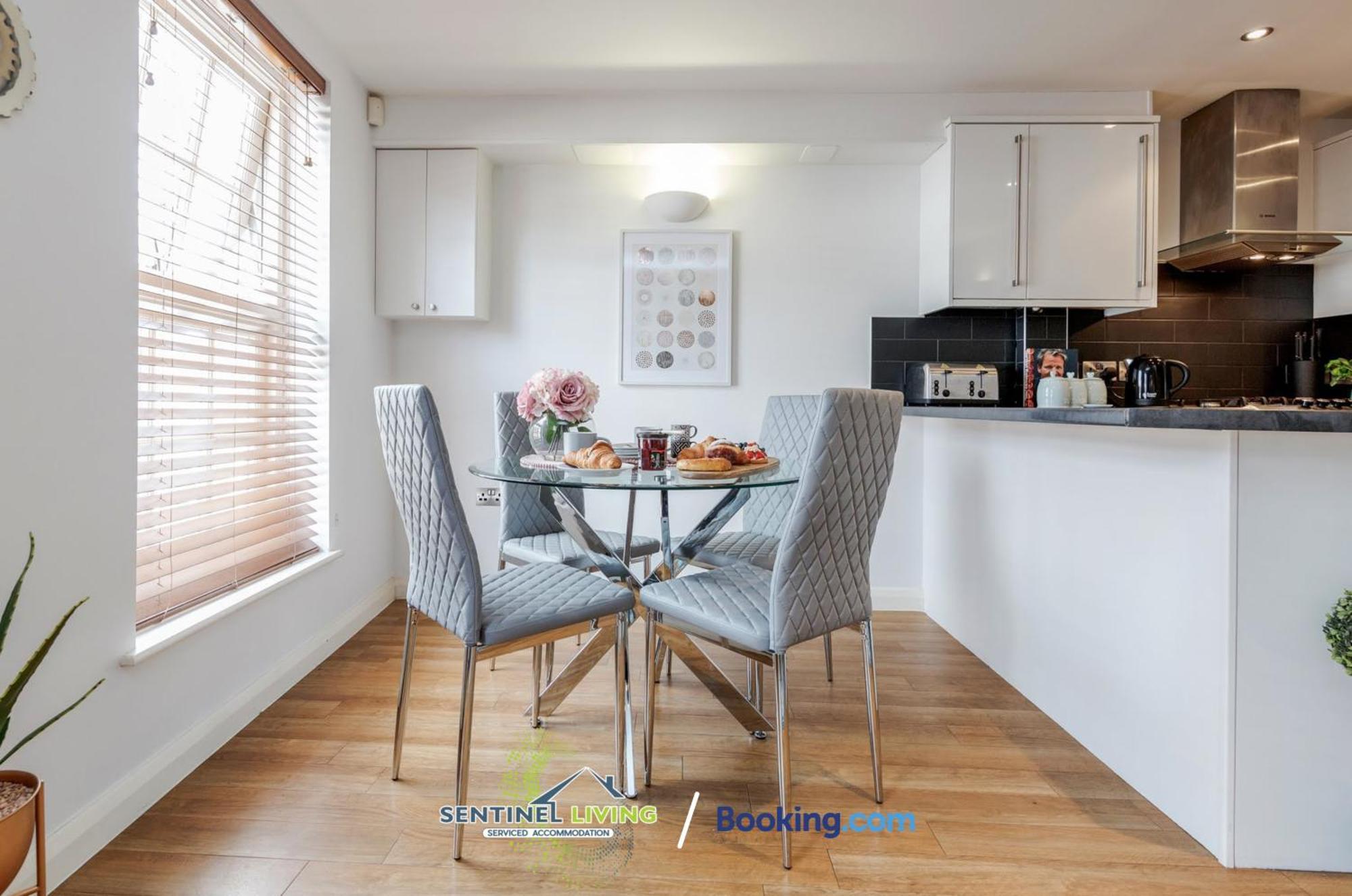 Windsor Sentinel: 2-Bedroom Serviced Apartment with Free Wi-Fi Exterior photo