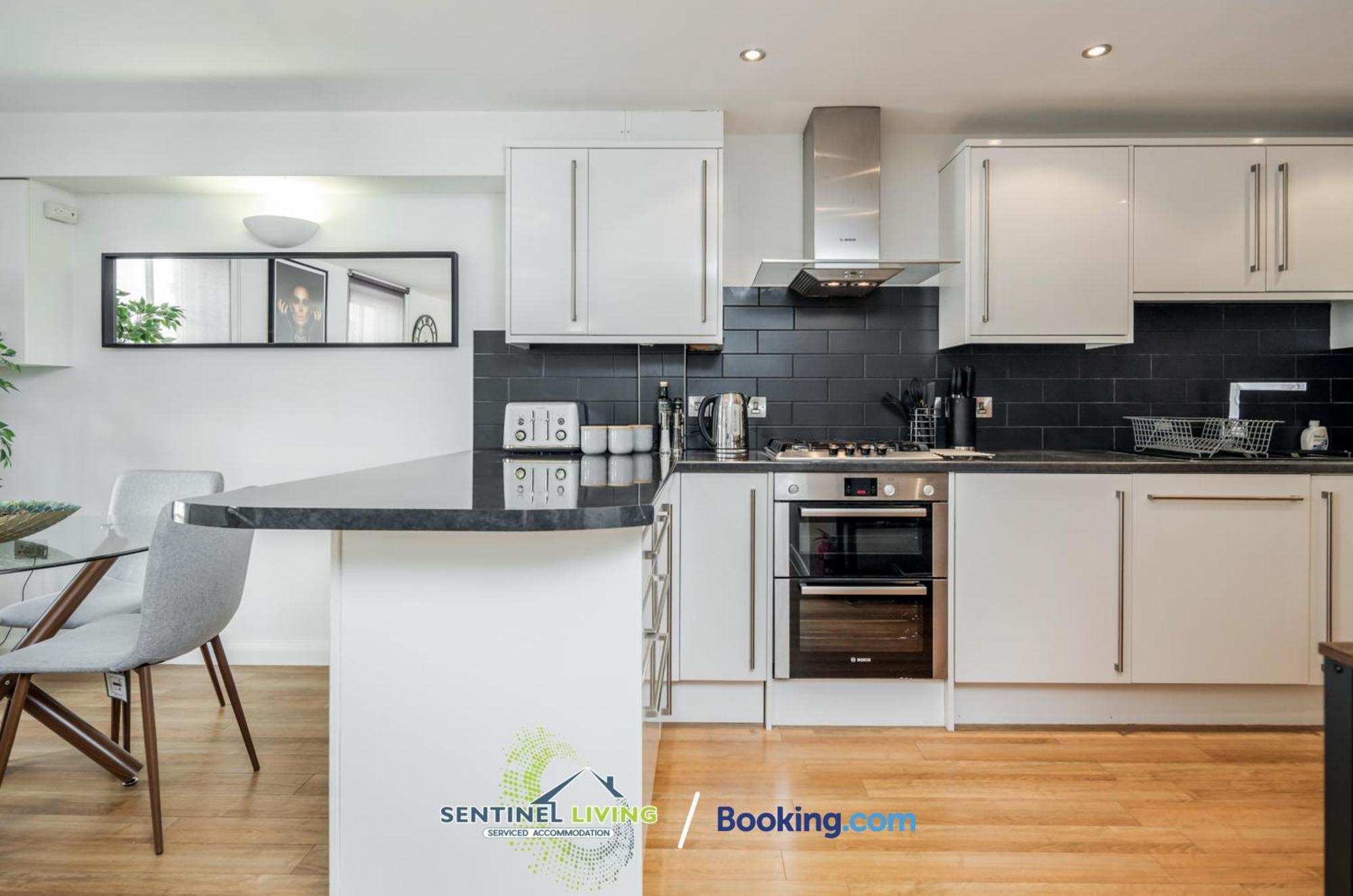 Windsor Sentinel: 2-Bedroom Serviced Apartment with Free Wi-Fi Exterior photo