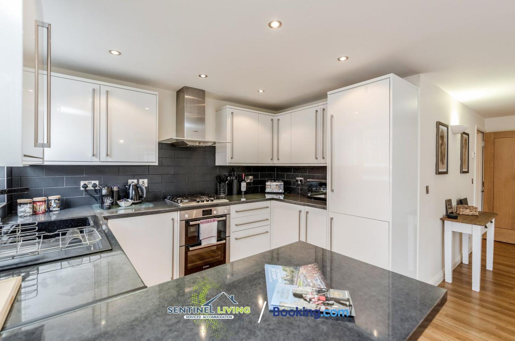 Windsor Sentinel: 2-Bedroom Serviced Apartment with Free Wi-Fi Exterior photo